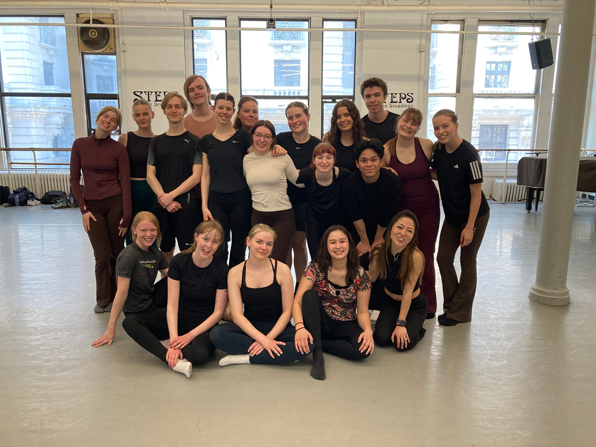 group dance class visit from Hojskolen Snoghoj with Akina Kitazawa 4/10/26